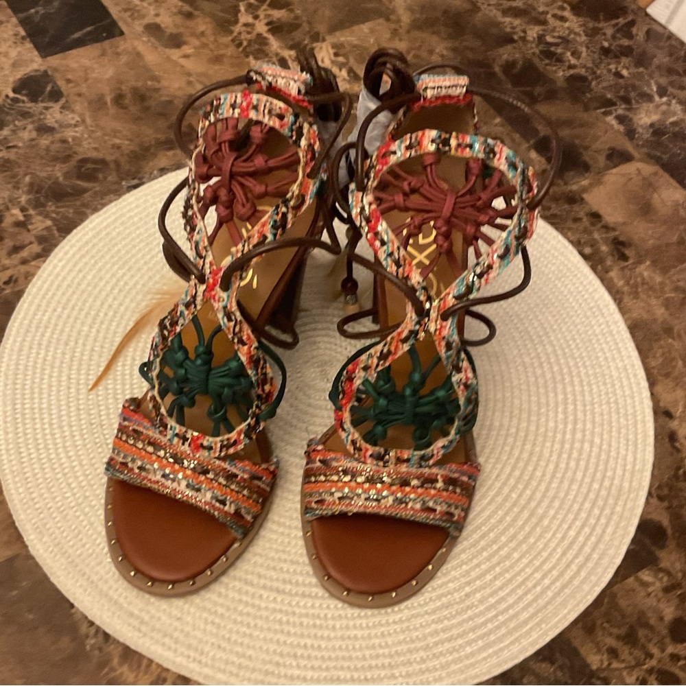 Super cute heels in a size 37  ( 6.5 ) new 💚❤️